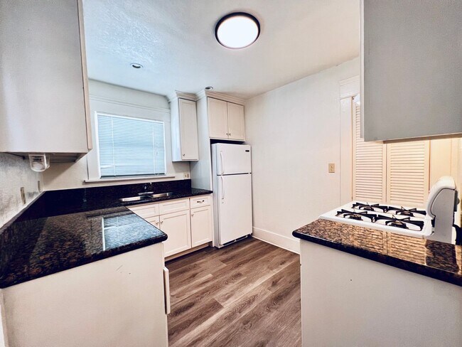 Building Photo - Spacious Cute one bedroom a block from the beach