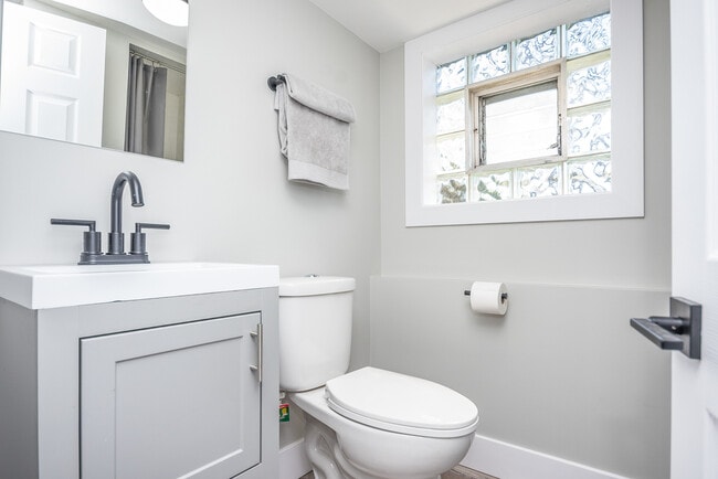 Building Photo - 15369 Ingleside Ave