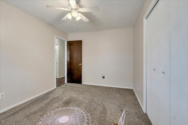 Building Photo - Lawn Care Included! 3 bed, 2 bath, 2 livings