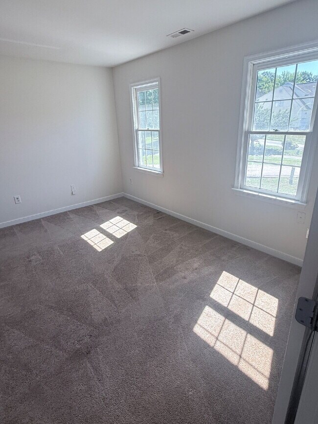 Building Photo - Great Location 3 Bedroom Home Ready to Move In