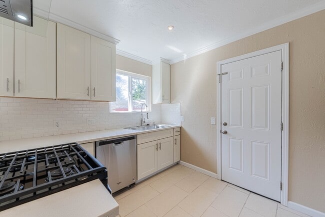 Building Photo - 833 2nd St