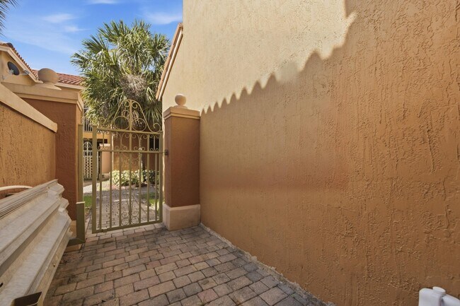 Building Photo - 732 SW 106th Ave