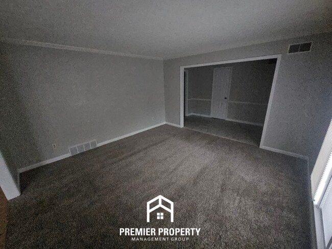 Building Photo - 6869 Amersham Dr