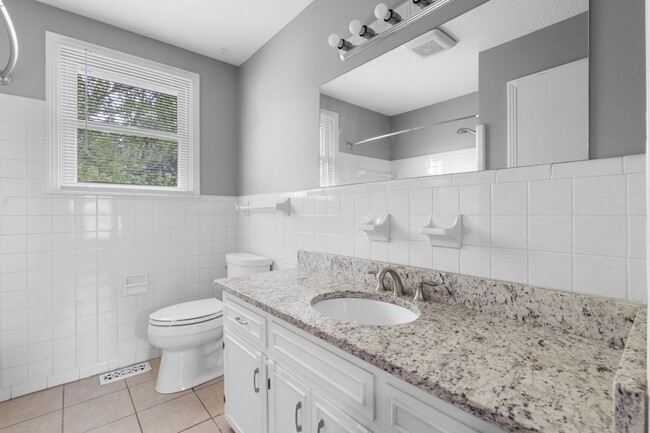 Building Photo - 2560 Memorial Dr