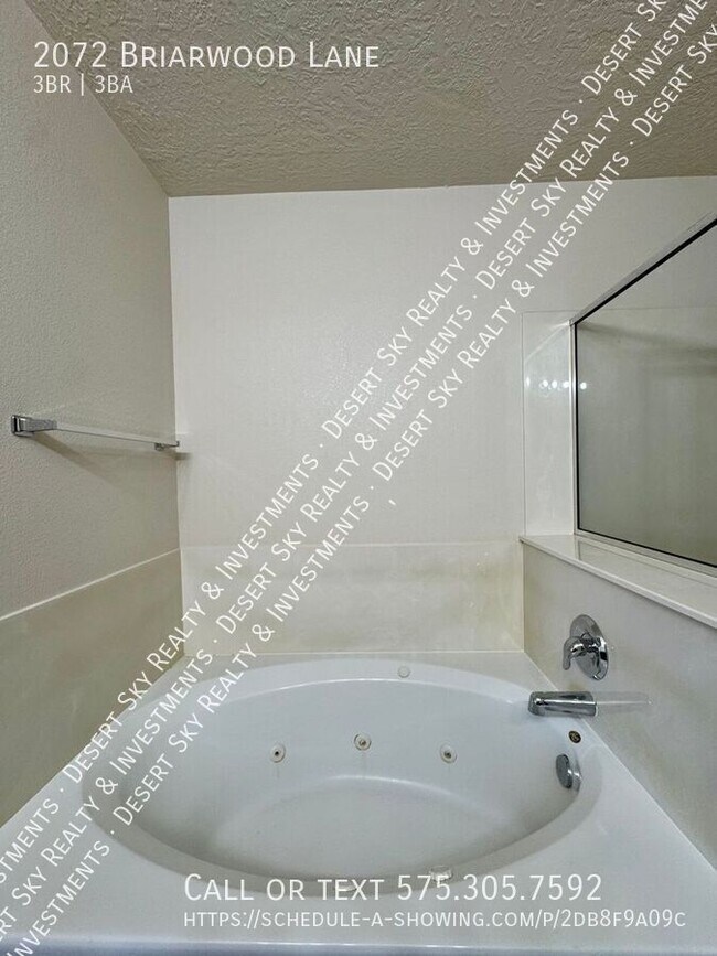 Building Photo - 2072 Briarwood Ln