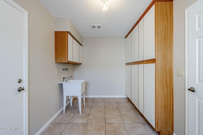 Building Photo - 7707 S Kenwood Ln