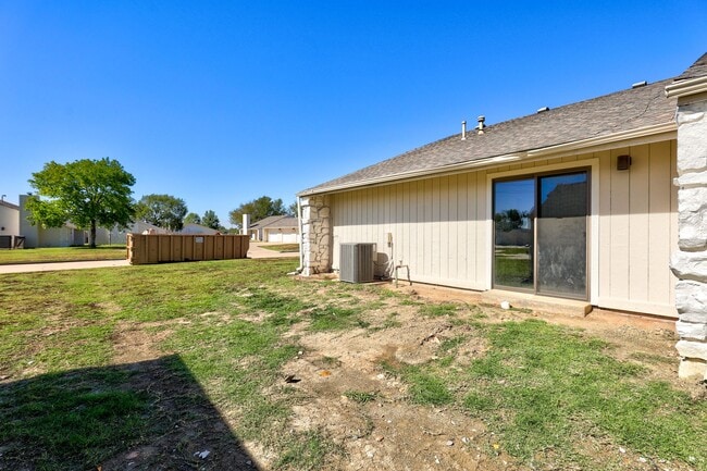 Building Photo - Home Like Living at Apartment Prices