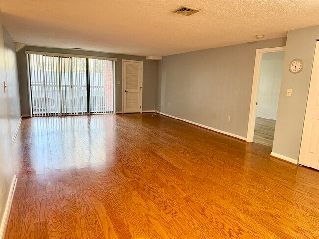 Building Photo - 8 9th St