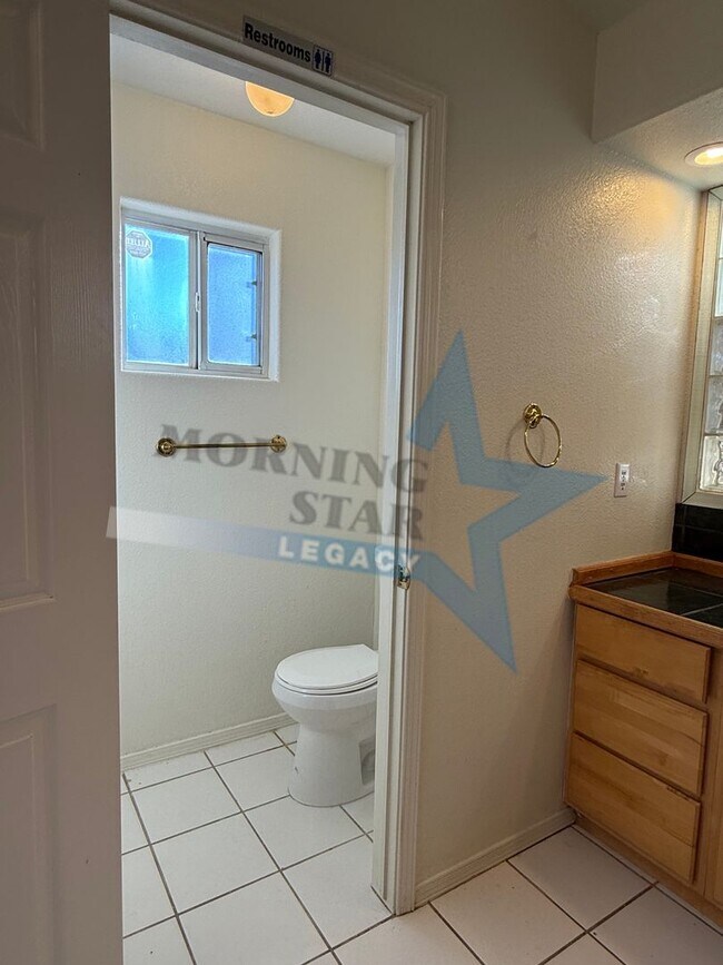 Building Photo - 4 bedroom, 4 bath house - Must see landscaping!