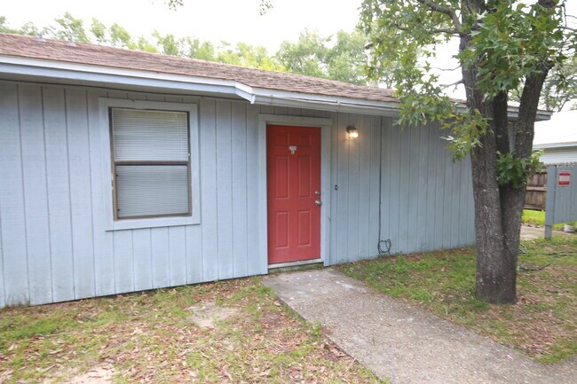 Primary Photo - Spacious 2 Bedroom Rental Near Mobile Hwy ...