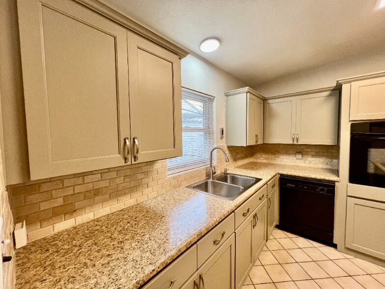 Building Photo - 3107 S Park Ave