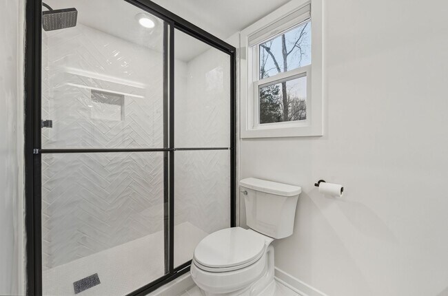 Building Photo - Beautiful 2 bed/1.5 bath with large fenced yard and separate office!