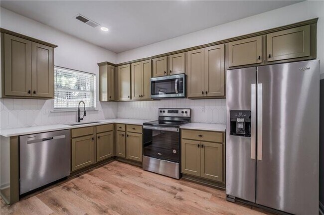 Building Photo - 796 Grenier Terrace NE