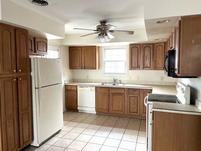 Building Photo - 152 Lantern Ln