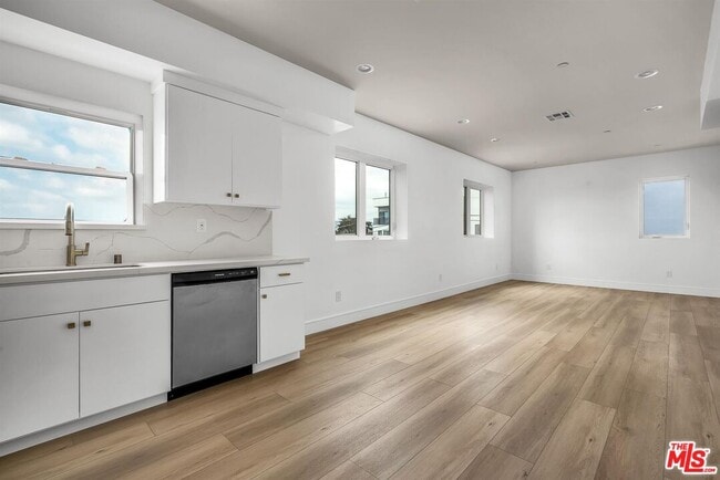 Building Photo - 4073 Saturn St