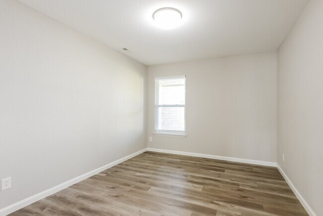 Building Photo - 10523 Ballard Dr