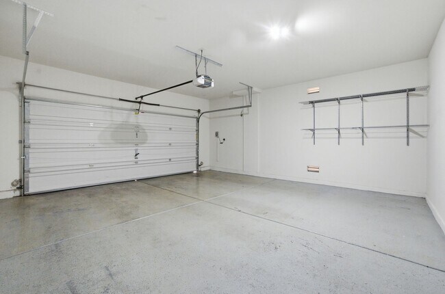 Building Photo - 4 Bedroom House in a Northeast Gated Community