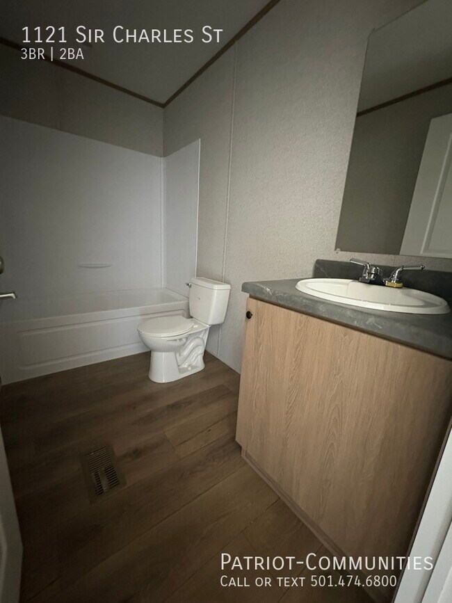 Building Photo - 1121 Sir Charles St