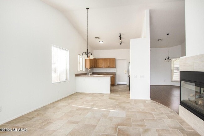 Building Photo - 9162 N Treasure Mountain Dr
