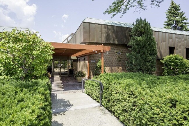 Building Photo - 404 Paradise Rd