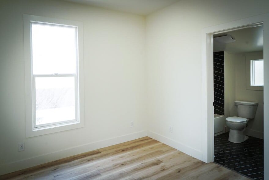 Building Photo - 156 S Pecan St