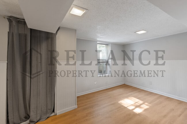 Building Photo - 804 N Battin St
