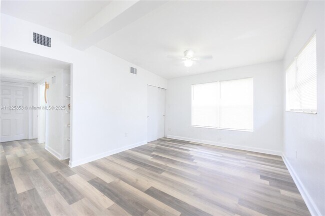 Building Photo - 290 NW 29th Ave