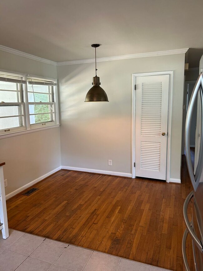 Building Photo - AVAILABLE MID-JUNE!