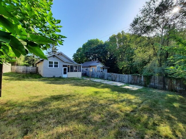 Building Photo - 3 Bedroom Home with a Fenced Yard and BEAU...