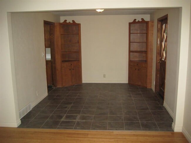 Building Photo - 5 bedrooms