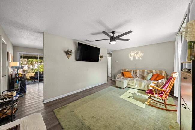 Building Photo - Cozy, fenced 2BR, 1.5BA in NE