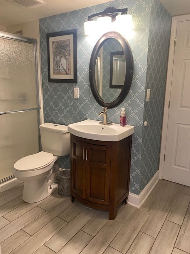 Building Photo - 1 bedroom 1 bathroom furnished condo