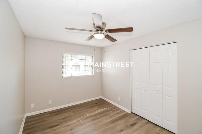 Building Photo - 3 Bedroom Pet-Friendly Home in orange park...