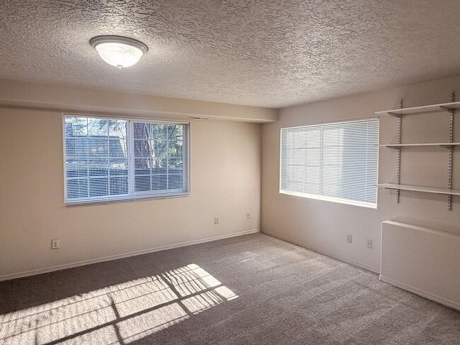 Building Photo - 3200 Lorian Ln SE