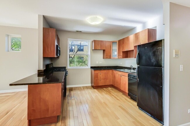 Building Photo - Gorgeous 2 Bed, Plus Sunroom/Office, 1 Bat...