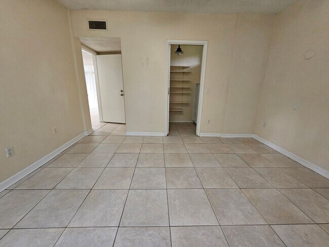 Building Photo - 6 Bedroom/3 Bath home in Black Acres