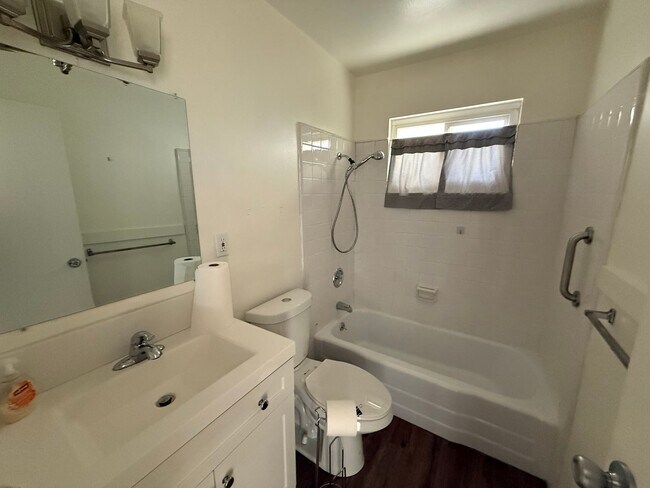 Building Photo - Cozy 2 bedroom 1 bath