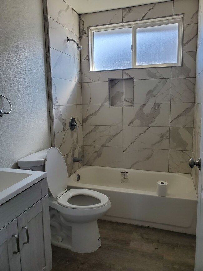 Building Photo - MULTI-FAMILY HOUSE