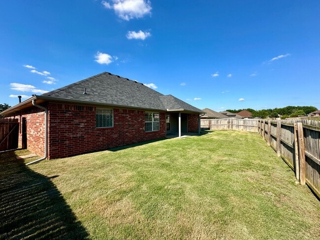 Building Photo - * Move-In Special * Beautiful 4 Bed / 2 Bath Home in Fort Smith