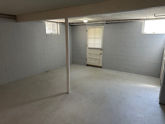 Building Photo - 164 Pine St