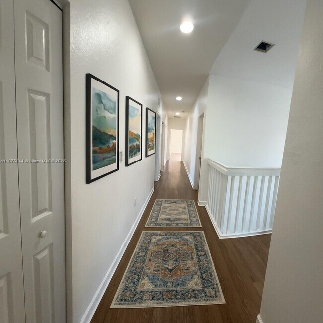 Building Photo - 742 SE 34th Ave