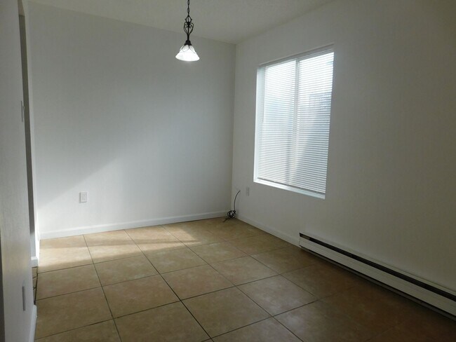 Building Photo - 869 Iowa Ave