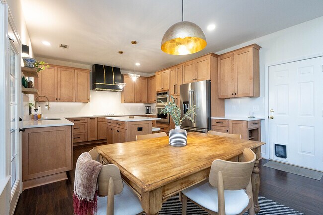 Building Photo - 301 Knowle Pl