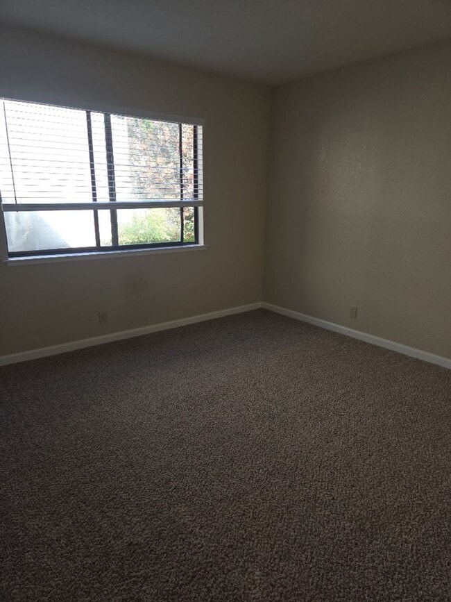 Building Photo - Charming Single Story 3 Bed 2 Bath House