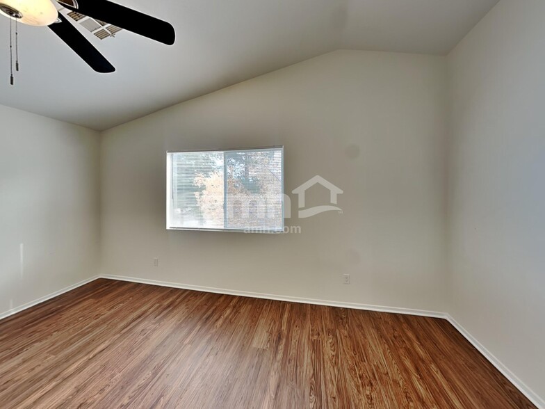 Building Photo - 575 Beresford Ave