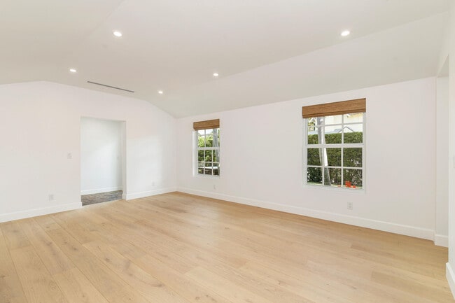 Building Photo - 222 S County Rd