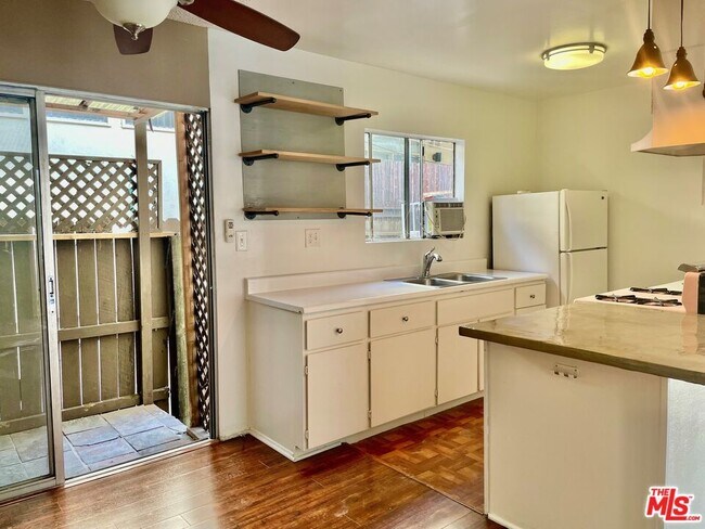 Building Photo - 941 N San Vicente Blvd