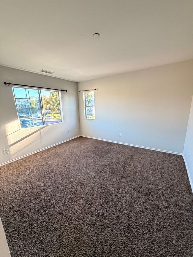 Building Photo - Spacious 3 bedroom w/ attached 2 Car Garage For Rent!