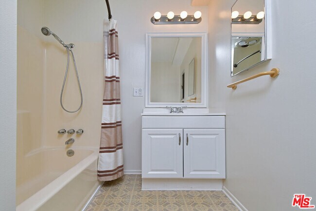 Building Photo - 3682 Berry Dr