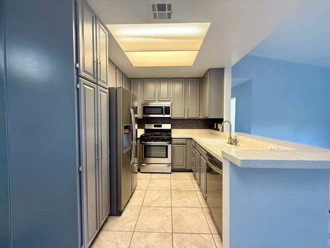 Building Photo - AVAILABLE NOW!! Upstairs 2 Bedroom 2 Bathroom Condo in Cathedral City!!